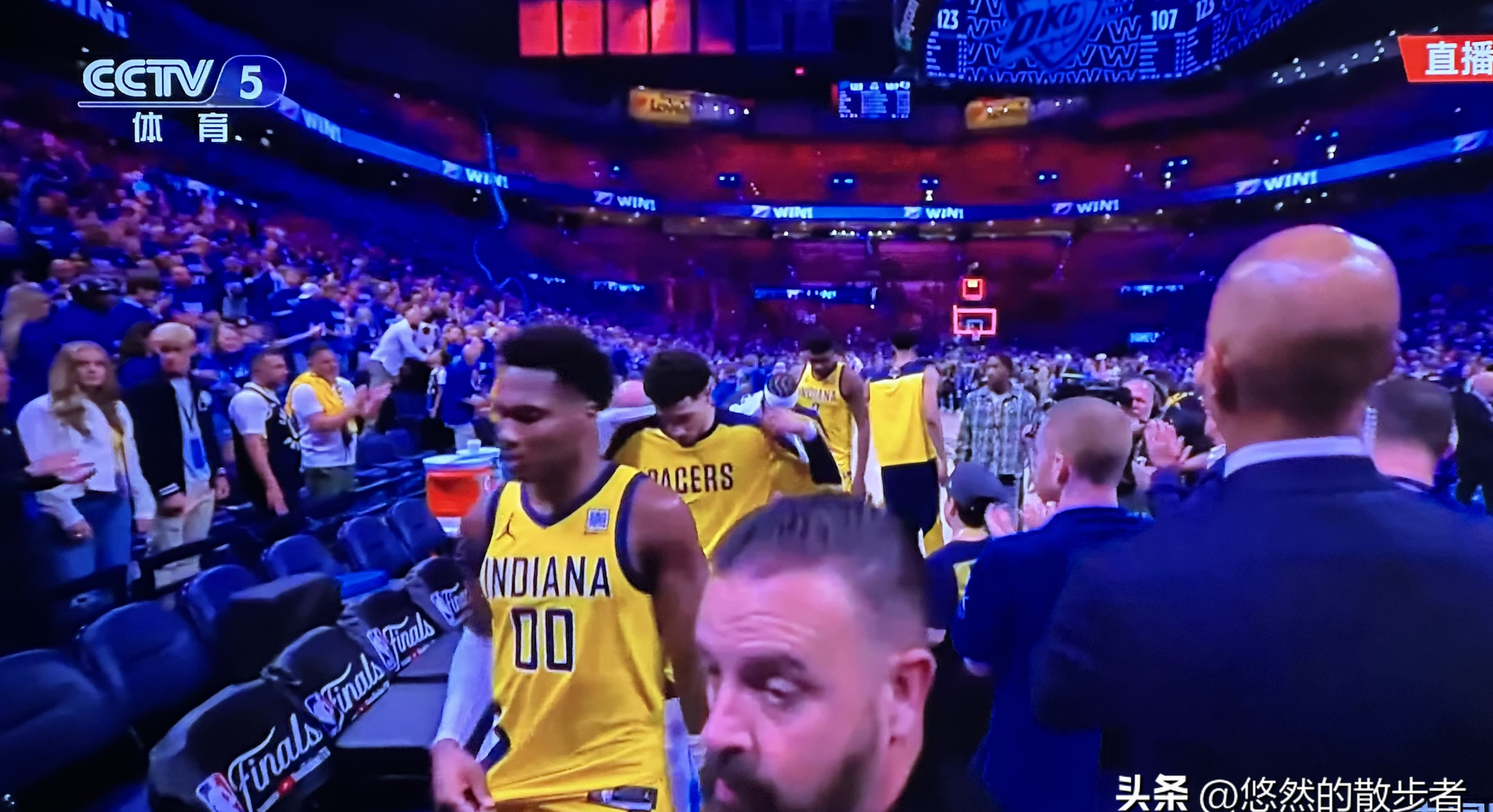 包含NBA季后赛国际比赛日走向成谜；曼联刷新队史纪录；气氛紧张；身体对抗强度拉满的词条