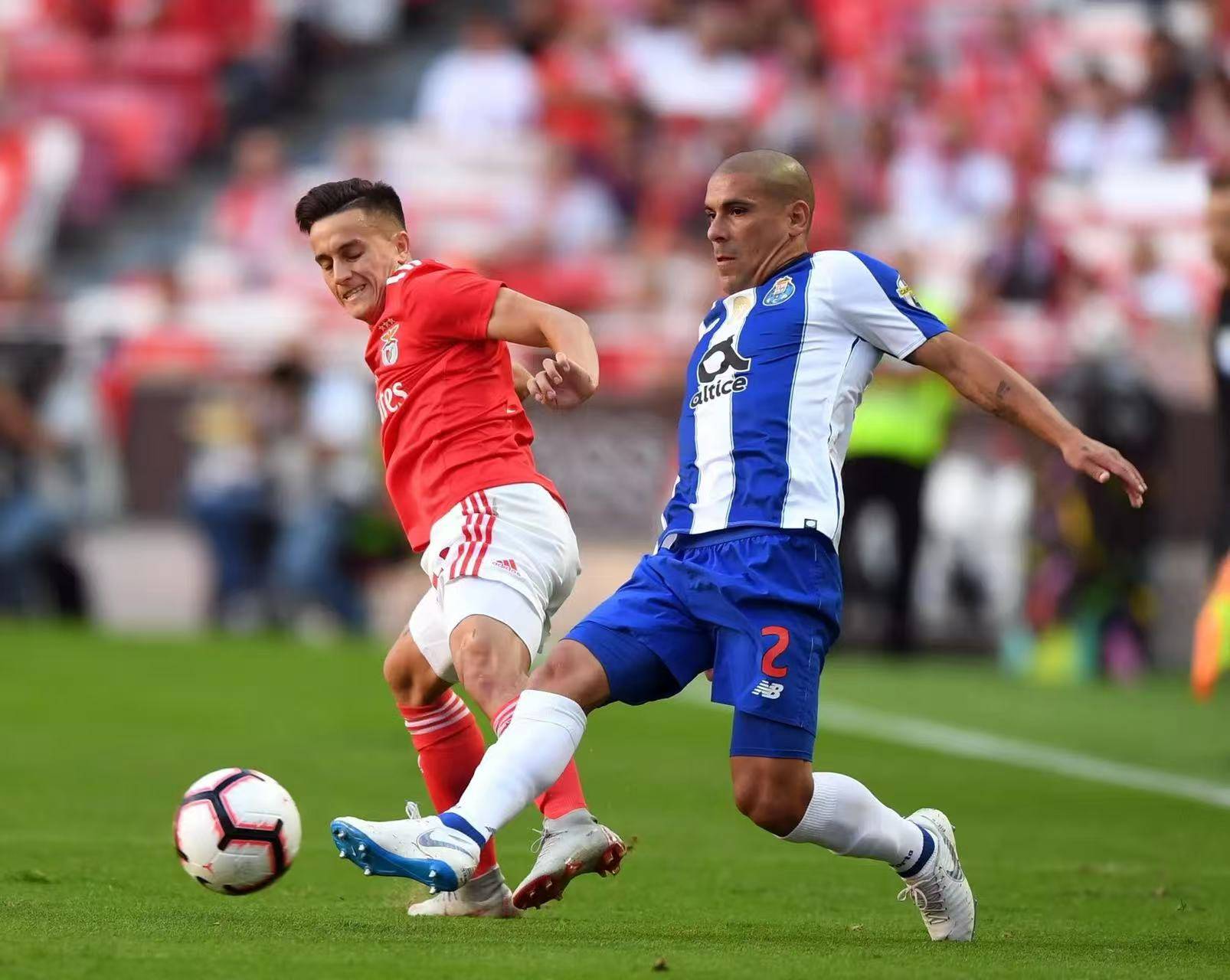  本菲卡迎葡超关键赛，窗口期战术微调，气氛紧张，轮换策略成焦点