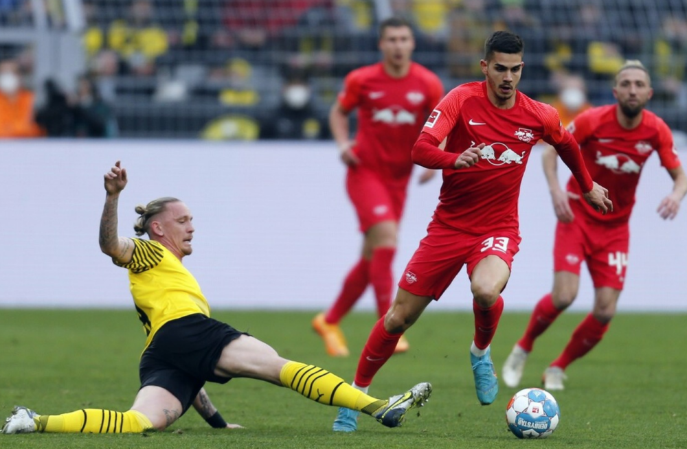 今夜体能课后，里昂单刀错失备战德甲，气氛紧张，心理建设被强调的简单介绍