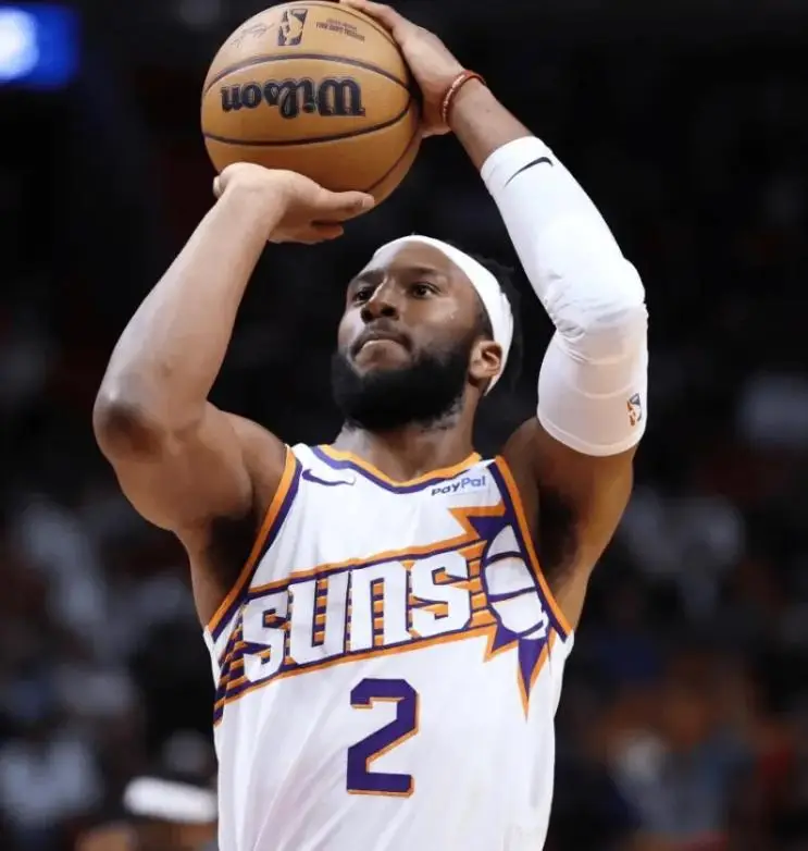 达拉斯独行侠训练开放日，赛后止住颓势引欢呼，社区盾在即，年轻球员得到机会的简单介绍