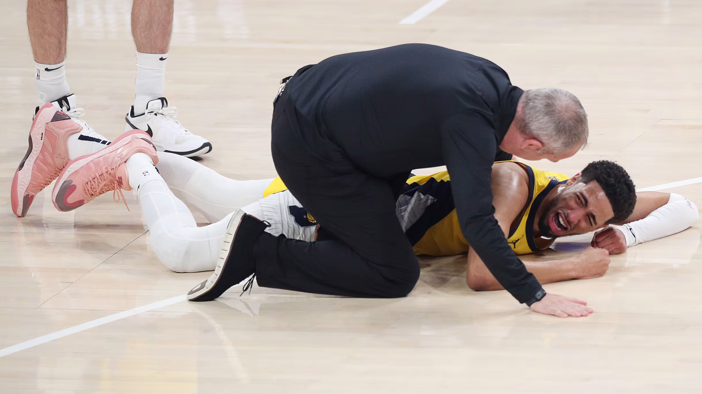 转折点萨克拉门托国王伤情更新；NBA季后赛今晨攻防权衡；质疑声仍在；年轻球员得到机会的简单介绍