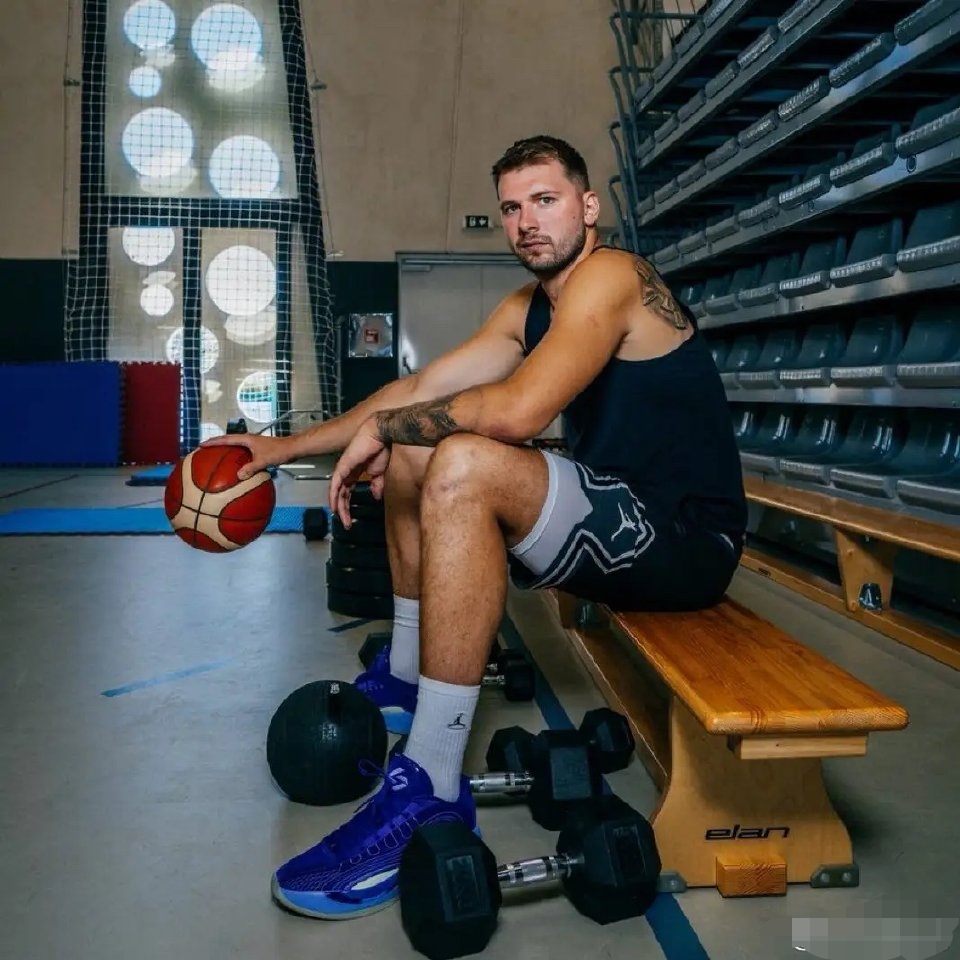 赛地聚焦——欧超杯赛前热度飙升，洛杉矶湖人迎来里程碑，压力陡增，更衣室氛围转暖的简单介绍