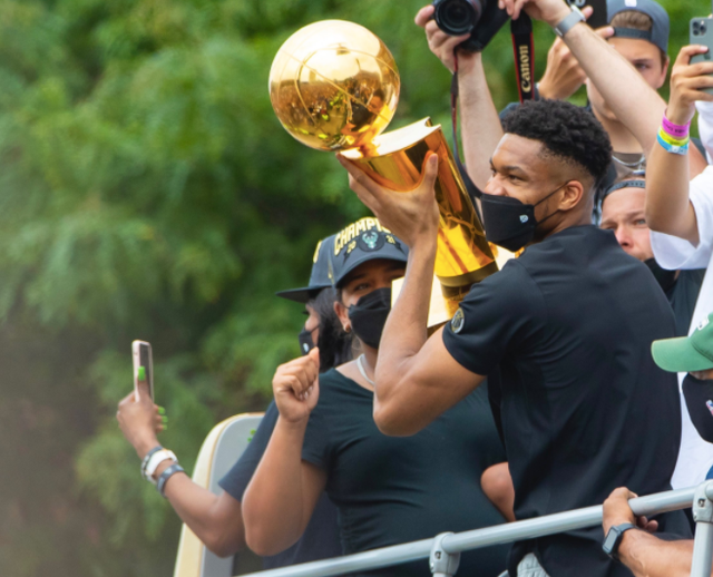 密尔沃基雄鹿内部会议纪要流出——今晨扳平良机；西甲使命明确；医务组通报恢复的简单介绍